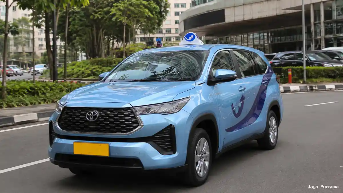 Mencoba Bluebird Prime Innova Zenix Hybrid, Nyaman dan Premium