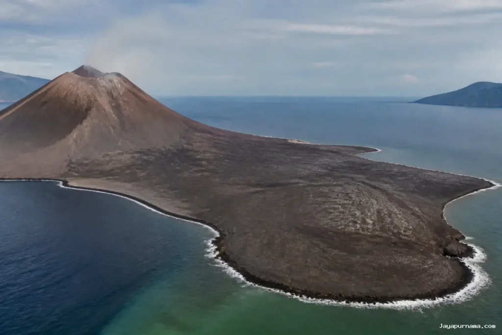 Daratan Baru Seluas 30,3 Hektare Muncul di Gunung Anak Krakatau