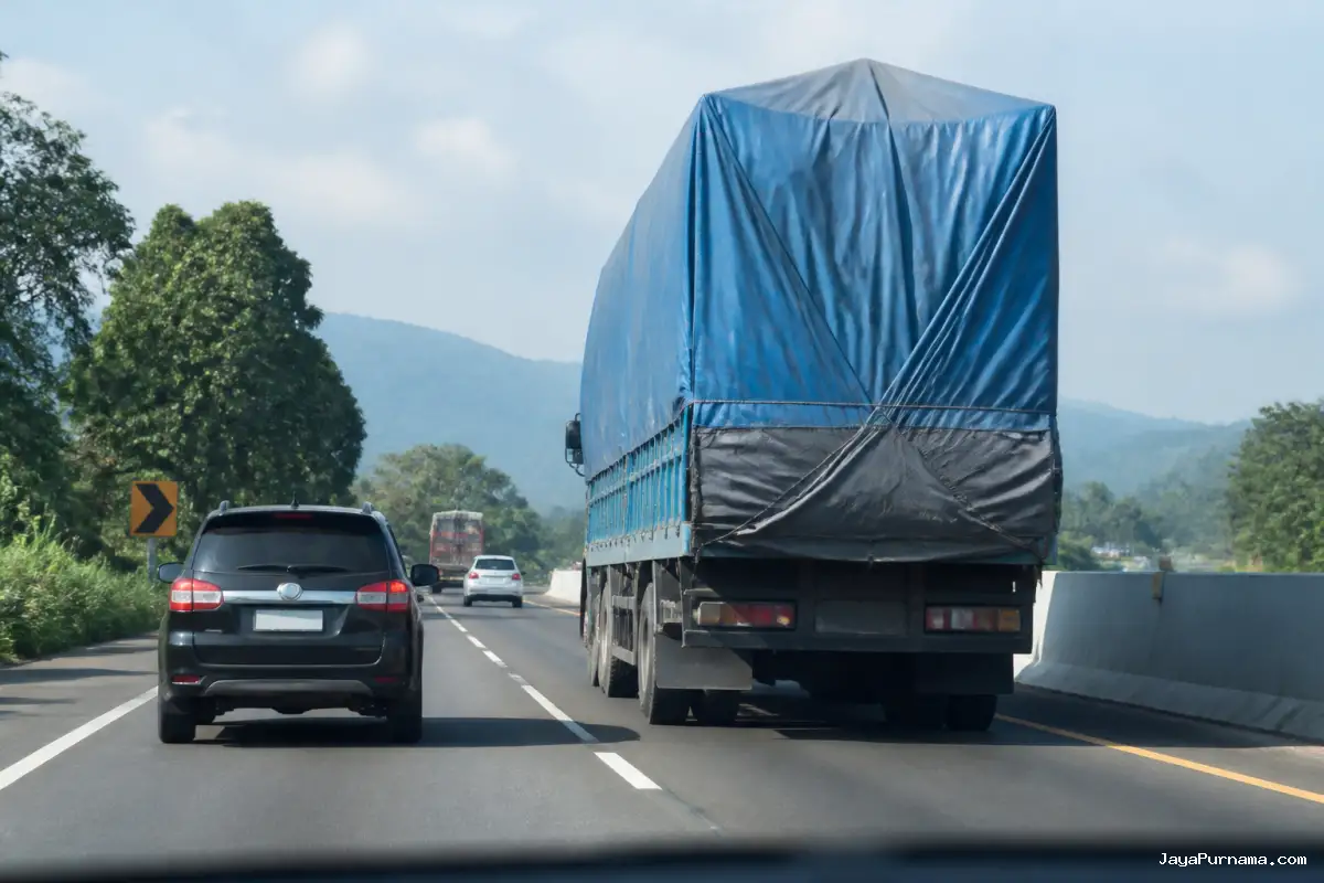 Tips Berkendara di Sekitar Kendaraan ODOL agar Tetap Aman
