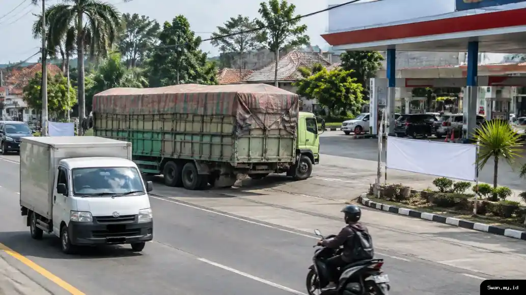 A heavy truck waits near an urban fuel station, illustrating Bandarlampung’s effort to apply restrictions to large goods vehicles and their access to city stations. A heavy goods truck near a fuel station in Bandarlampung