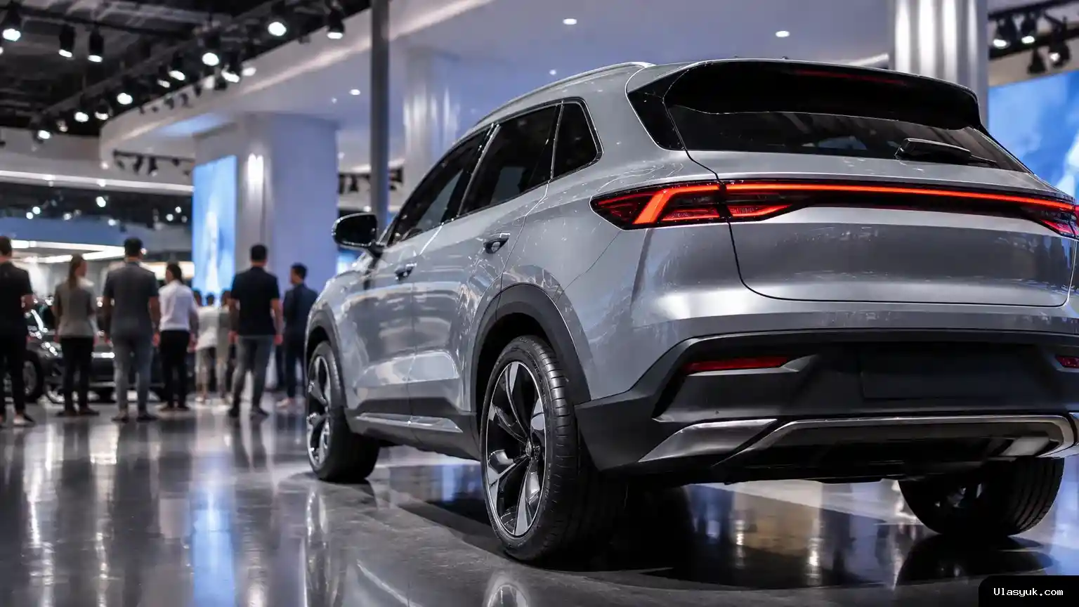 SUV listrik BYD Atto 2 terlihat dari sudut belakang di area pameran, menggambarkan kemunculannya sebelum peluncuran resmi di Indonesia. SUV listrik BYD Atto 2 dipamerkan di dalam ruangan
