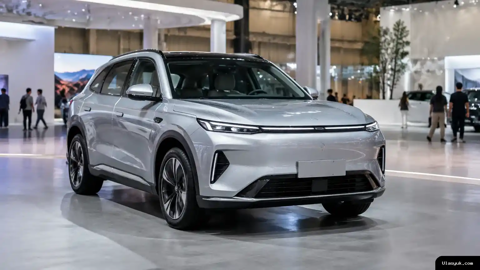 SUV listrik tanpa logo tampil di area pameran otomotif, menggambarkan model BEV baru GAC yang belum pernah dipamerkan di Indonesia. SUV listrik dipajang di area pameran otomotif