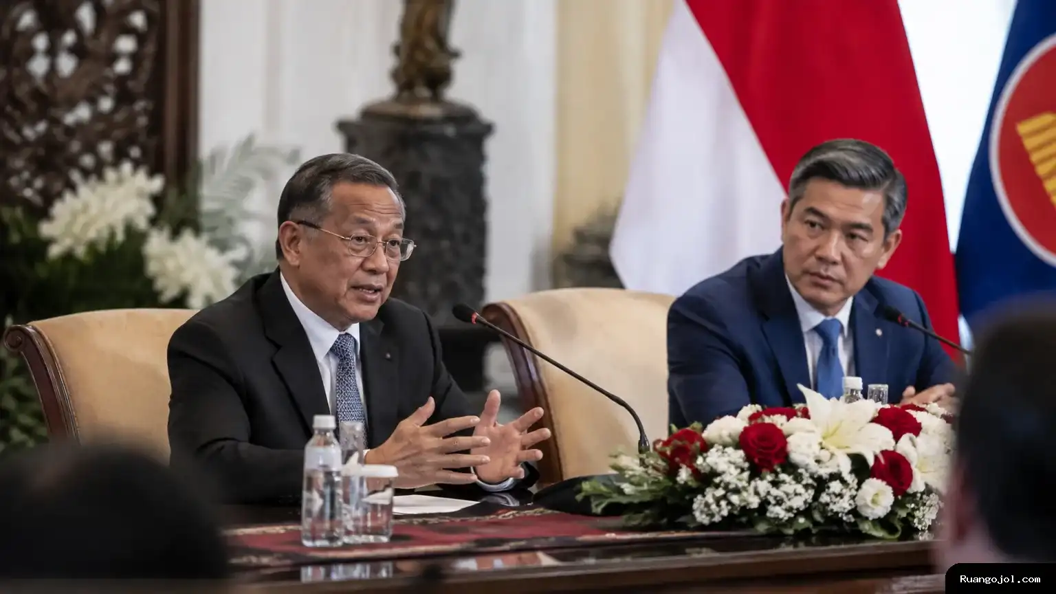 Dua menteri luar negeri berbicara dalam konferensi pers di Jakarta.