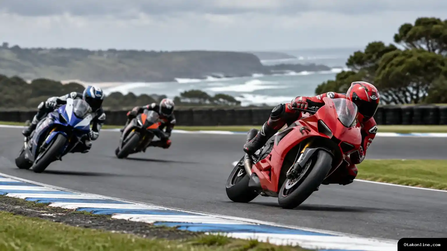 Ilustrasi balapan utama MotoGP di Phillip Island dari sudut rendah di tepi lintasan. Seorang pebalap bermotor merah memimpin, dengan dua pebalap lain mengikuti di belakang pada tikungan. Tiga pebalap MotoGP melaju berdekatan melewati tikungan di Phillip Island