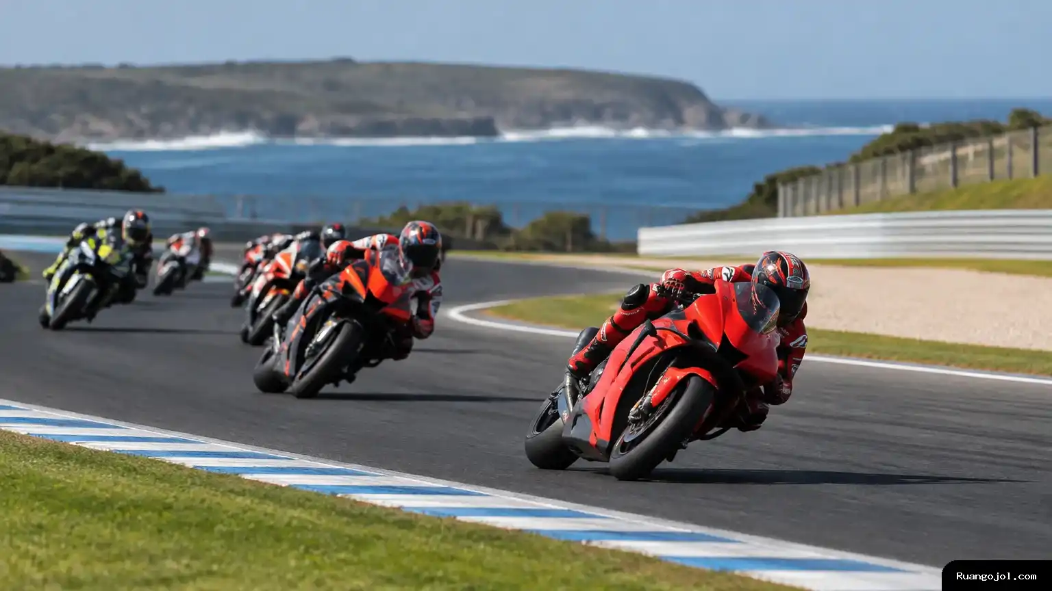 Ilustrasi balapan motor di Phillip Island dengan seorang pebalap bersetelan merah berada di depan beberapa pesaing. Kamera mengambil sudut rendah dari sisi lintasan dan menampilkan tikungan serta pagar pengaman. Seorang pebalap bersetelan merah memimpin rombongan motor di tikungan Phillip Island.