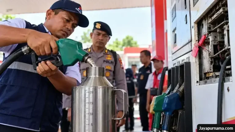 Petugas menguji takaran BBM menggunakan bejana ukur di SPBU dengan pengawasan polisi.