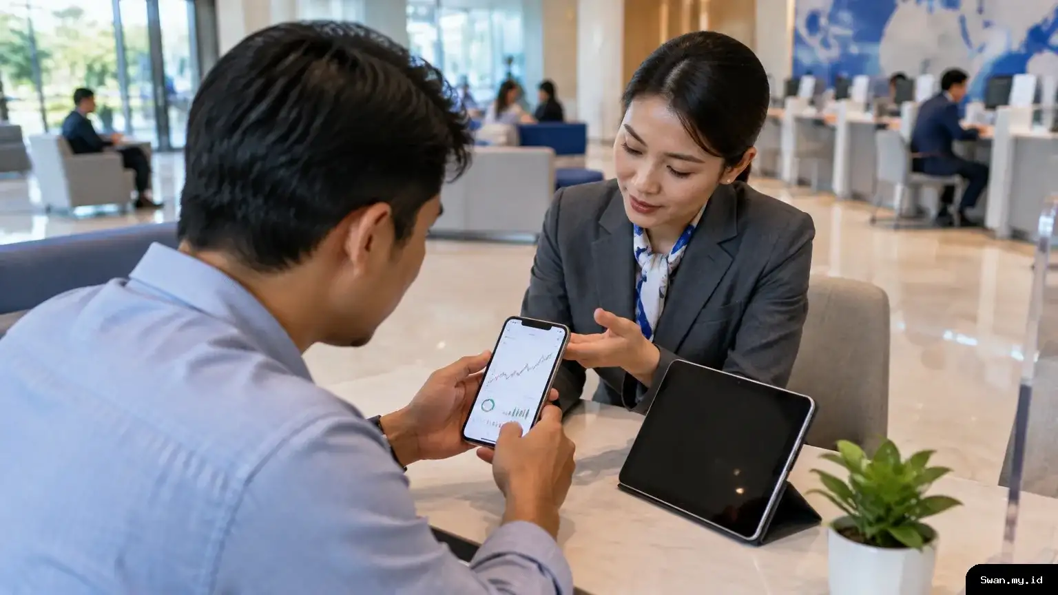 Customer reviewing a digital investment service at a bank