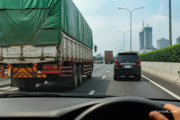 Korlantas Ingatkan Risiko Berkendara di Sekitar Kendaraan ODOL Korlantas Ingatkan Risiko Berkendara di Sekitar Kendaraan ODOL