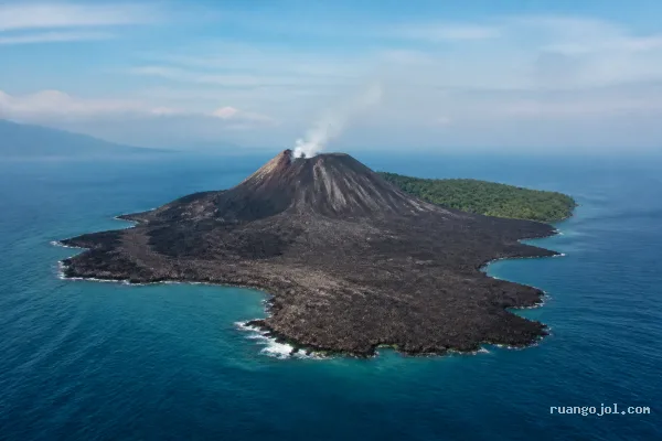 Material Erupsi Membentuk Daratan Baru di Sekitar Anak Krakatau Material Erupsi Membentuk Daratan Baru di Sekitar Anak Krakatau