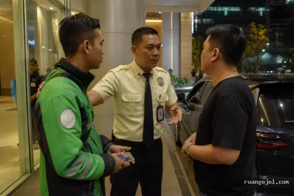 Perselisihan Driver Ojol dan Pengemudi Mobil di Jaksel Berakhir Damai Perselisihan Driver Ojol dan Pengemudi Mobil di Jaksel Berakhir Damai
