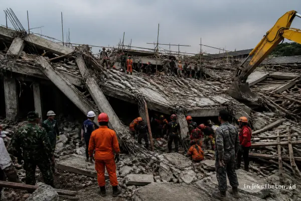 Runtuh Saat Pengecoran, 38 Orang Masih Dicari di Sidoarjo — Injeksibeton.id Runtuh Saat Pengecoran, 38 Orang Masih Dicari di Sidoarjo — Injeksibeton.id